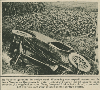 870608 Afbeelding van een in een sloot gekantelde bestelauto van het warenhuis Vroom en Dreesmann (V&D) bij Vechten.